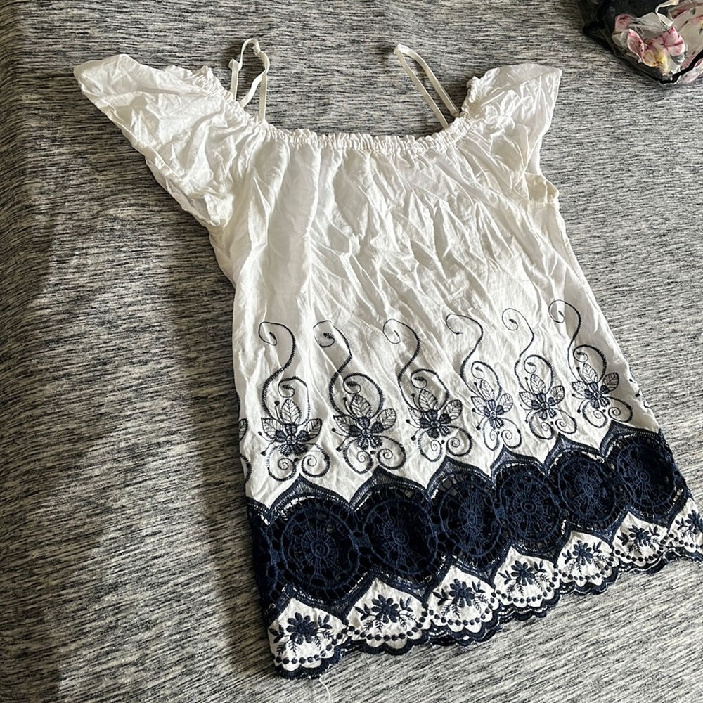 White and navy blue blouse